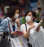 Epidemia szkodzi ekonomii – ostrzegają koreańskie władze. Na zdjęciu klientki sklepów  w dzielnicy handlowej Myeongdong w Seulu