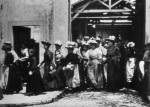 „Wyjście z fabryki”, kadr z najstarszego filmu, 1895 r.