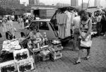 Erupcja prawdziwej przedsiębiorczości Polaków: rok 1990 na warszawskim placu Defilad. Fot. Roman Kotowicz