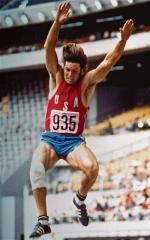 Bruce Jenner w dniach sportowej chwały. Zdobył olimpijskie złoto w dziesięcioboju w roku 1976 