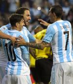 Gonzalo Higuain w objęciach Leo Messiego i Angela di Marii. Po jego bramce Argentyna pokonała Jamajkę 1:0