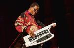 Herbie Hancock zawsze ze sobą wozi keytar (lekki syntezator, skrzyżowanie klawiatury  z uchwytem gitarowym), którego używa zwykle na bis