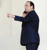 Prezydent François Hollande używa na co dzień dwóch komórek. Jednej do zwykłych rozmów, drugiej – zakodowanej – do poufnych. Aby omawiać sprawy największej wagi, zaprasza rozmówców do siebie