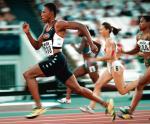 Marion Jones, amerykańska lekkoatletka bijąca rekord świata w biegu na 100 metrów na zawodach w Atenach  w sierpniu 1997 roku. W dziesięć lat później, po przyznaniu się przez nią do stosowania środków dopingujących,  uznano za nieważne wszystkie jej tytuły i osiągnięcia.