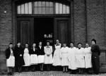 Personel szpitala psychiatrycznego w Hadamar w Hesji, gdzie w czasie wojny realizowano program unicestwienia bezwartościowego życia (kwiecień 1945 r.)