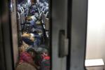 ≥W tym roku tylko do 31 maja ponad 50 tys. imigrantów próbowało przez Serbię dostać się  na Węgry. Stanowi to 880-procentowy wzrost w porównaniu z tym samym okresem w 2014 r.  Na zdjęciu: migranci śpią w pociągu zmierzającym do Suboticy w północnej Serbii, w pobliżu granicy z Węgrami.