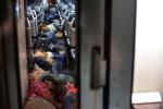 W tym roku tylko do 31 maja ponad 50 tys. imigrantów próbowało przez Serbię dostać się  na Węgry. Stanowi to 880-procentowy wzrost w porównaniu z tym samym okresem w 2014 r.  Na zdjęciu: migranci śpią w pociągu zmierzającym do Suboticy w północnej Serbii, w pobliżu granicy z Węgrami.