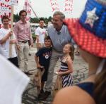 Jeb Bush, na razie faworyt republikanów, na paradzie z okazji Dnia Niepodległości 4 lipca  w Merrimack, w stanie New Hampshire. Fot. Kayana Szymczak