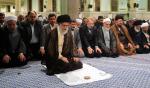 Ali Chamenei, najwyższy przywódca Islamskiej Republiki Iranu, modli się w teherańskim meczecie. Za nim inni czołowi politycy 