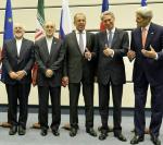 Szefowie dyplomacji USA, Wielkiej Brytanii i Rosji (od prawej): John Kerry, Philip Hammond, Siergiej Ławrow, w towarzystwie negocjatorów irańskich: ambasadora Alego Akbara Salehiego oraz Mohammada Javada Zarifa ministra spraw zagranicznych Iranu po podpisaniu porozumienia