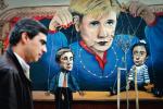 Grafitti na lizbońskiej ulicy. Premier Pedro Coelho i szef dyplomacji  Paulo Portas zatańczą jak Angela Merkel zagra