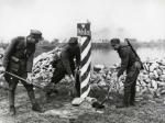 Pierwszy polski słup graniczny nad Odrą wkopany  27 lutego 1945 r.  w Czelinie
