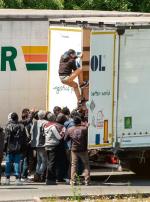 Kolonizowanie przez imigrantów ciężarówki na autostradzie koło Calais: w drodze do lepszego świata 