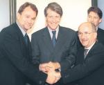 Jednym z sukcesów Jana Kulczyka była sprzedaż akcji Telekomunikacji Polskiej koncernowi France Telecom 2000 r. Na zdjęciu biznesmen (z lewej) z ministrem skarbu Emilem Wąsaczem (z prawej) i prezesem zarządu France Telecom Michelem Bonem