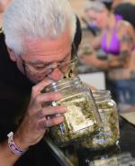 Pacjent mogący stosować medyczną marihuanę dobiera leczenie na targu w Los Angeles