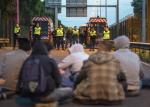 Francuska policja broni dostępu do torów kolejowych prowadzących do Eurotunelu w Coquelles w okolicach Calais