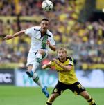 Dortmund – Moenchengladbach 4:0. Na zdjęciu Josip Drmić (z lewej) i Marcel Schmelzer