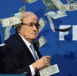 Brytyjski aktor komediowy Simon Brodkin obrzucił szefa FIFA Seppa Blattera banknotami przed konferencją prasową w Zurychu. – To za Koreę Północną 2026 – powiedział. Nawiązał w ten sposób  do skandalu korupcyjnego w federacji