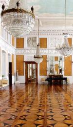 Zamek to nie tylko imponująca pod względem architektonicznym rezydencja rodu Zamoyskich, ale także wspaniałe,  bogato wyposażone w zabytkowe meble wnętrza, takie jak Sala Balowa, a wreszcie piękny ogród różany