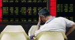 Inwestor w domu maklerskim w Pekinie  – indeks giełdowy spadł w poniedziełek o 8,5 proc. 