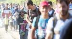 Migranci przechodzą przez granicę między Grecją i Macedonią w miejscowości Gewgelija, 27 sierpnia