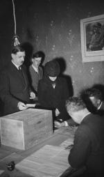 Charles de Gaulle (z lewej) traktował rozpisane przez siebie referenda jak plebiscyt