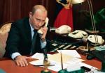 Władimir Putin za biurkiem męża stanu. Telefony w kolorze écru, mikrofony, przyciski. A teczka z kodami atomowymi? Pewnie pod fotelem