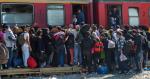 Uchodźcy, w większości z Syrii, szturmują pociąg w miejscowości Gevgelija w Macedonii, którym zamierzali w poniedziałek dostać się do Serbii w drodze na Węgry 