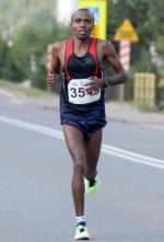 Kenijczyk Joel Maina Mwangi wygrał Koral Maraton i bieg na 15 km