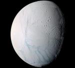 Enceladus  ma ogromny ocean  pod lodową skorupą. Wykryto w nim cząstki organiczne