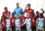 Dzieci uchodźców i niemieckie wyprowadziły piłkarzy Bayernu na mecz z Augsburgiem