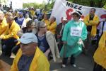 Przeciwko podwyższeniu wieku emerytalnego protestowały związki zawodowe. Na zdjęciu demonstracja „Solidarności” w maju 2012 r. pod gmachem Sejmu