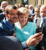 Angela Merkel nie stroni od kontaktów z uchodźcami. Zdjęcie sprzed placówki przyjmującej wnioski o azyl. Berlin, 10 września 