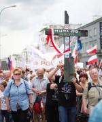 Organizacje kresowe znane są m.in. z podtrzymywania pamięci o zbrodni wołyńskiej (na zdjęciu ich demonstracja w stolicy w 2013 r.)