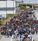 Autostrada do Unii Europejskiej. Imigranci korzystający z tureckiej drogi pod Stambułem zbliżają się do granicy Grecji (zdjęcie z połowy września)