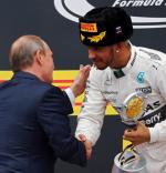 Lewis Hamilton odbiera gratulacje od Władimira Putina