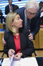 Szefowa unijnej dyplomacji Federica Mogherini i niemiecki minister spraw zagranicznych Frank-Walter Steinmeier na poniedziałkowym spotkaniu w Luksemburgu