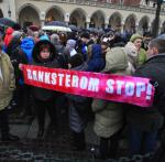 Na siłę franka szwajcarskiego politycy nie mają wpływu, ale pod naciskiem wyborców ruszają  do boju (na zdjęciu: protest kredytobiorców zadłużonych we frankach, Kraków, styczeń 2015)