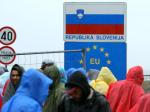 Uchodźcy czekają na otwarcie przejścia granicznego w Trnovcu między Chorwacją a Słowenią  