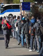Uchodźcy napływają  do Niemiec bezustannie  w tempie około 7 tys. osób na dobę. Na zdjęciu kolejka  na granicy austriacko- -niemieckiej  