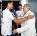 Cristiano Ronaldo, Pepe i Placido Domingo najwyraźniej łapią wspólny rytm w klubowych kuluarach Realu Madryt. Rok 2013. Fot. Antonio Villalba