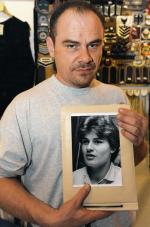 Andreas Krieger ze zdjęciem samego siebie, gdy jeszcze był kobietą – Heidi. Z powodu przyjmowania ogromnych ilości sterydów w 1997 roku przeszła zmianę płci  