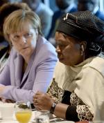 Angela Merkel słucha przewodniczącej Komisji Unii Afrykańskiej Nkosazany Dlamini-Zuma