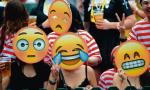 Kibice w maskach-emotikonach śledzą mecz rugby na rozgrywkach w Hong Kongu. Jakie maski nosiliby polscy  kibice po zwycięstwie w niedawnym meczu z Irlandią?  :-) 