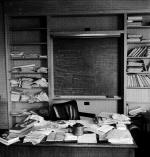 Biurko Einsteina na uniwersytecie w Princeton sfotografowane w kilka godzin po jego śmierci 18 kwietnia 1955 r. Fot. Ralph Morse