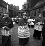 Pożegnanie sojusznika: kardynał Julius Döpfner (pośrodku)  na pogrzebie kardynała Kominka, Wrocław, marzec 1974