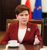 Smutne jest to, że komuś może przeszkadzać konferencja premiera na tle biało-czerwonych flag – mówi Beata Szydło