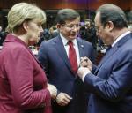 Kanclerz Niemiec Angela Merkel, premier Turcji Ahmet Davutoglu i prezydent Francji François Hollande w niedzielę w Brukseli
