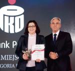 Szefowa marketingu PKO Banku Polskiego Marta Konopka odebrała z rąk Dariusza Bąka, prezesa GBC, wydawcy „Rzeczpospolitej”, wyróżnienie dla najcenniejszej marki finansowej w Polsce