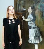 Ewa Juszkiewicz na tle swojej pracy „Dziewczynka z kanarkiem” według Leopolda Löfflera – obraz  można obejrzeć  na wystawie  w  Galerii (-1) 